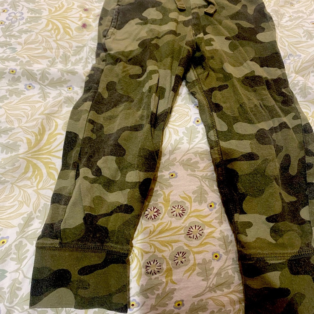 Gap boys green camouflage pants